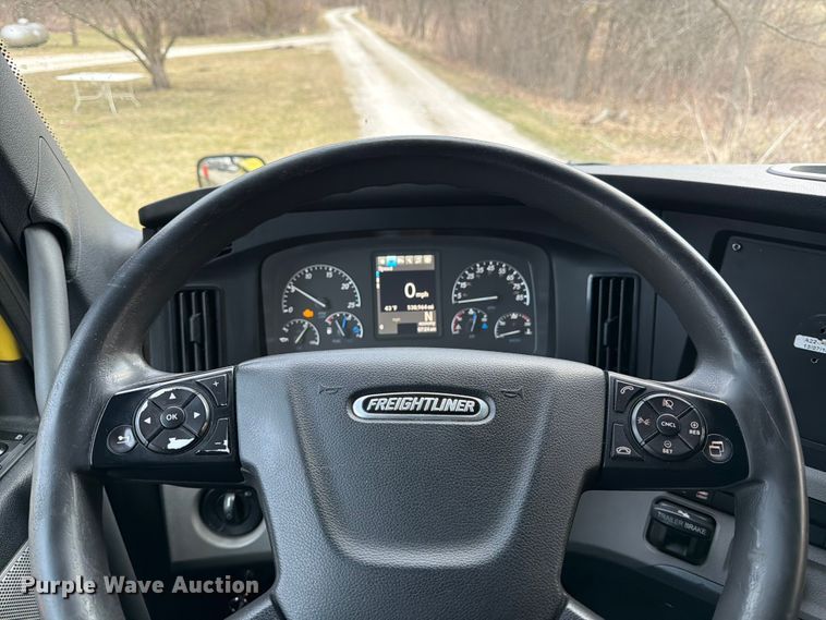 image for item FB8045 2019 Freightliner Cascadia 126 semi truck