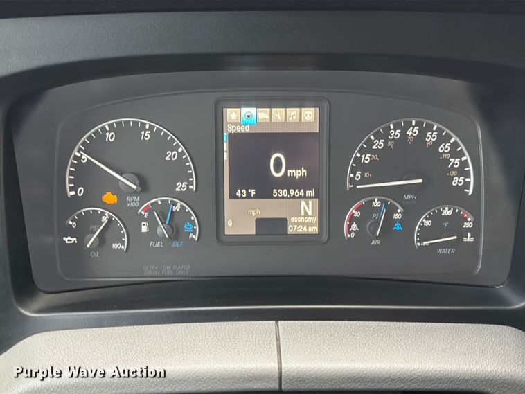 image for item FB8045 2019 Freightliner Cascadia 126 semi truck