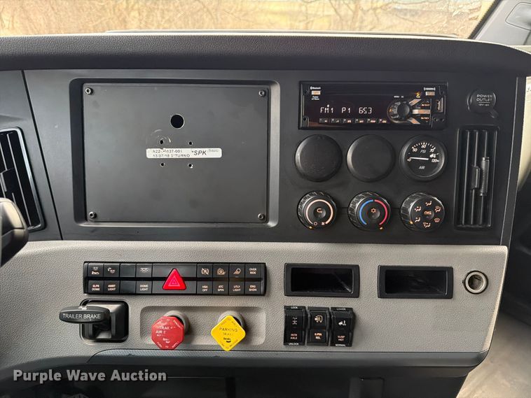 image for item FB8045 2019 Freightliner Cascadia 126 semi truck