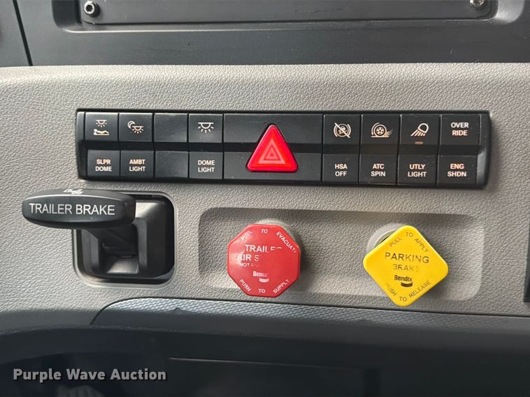 image for item FB8045 2019 Freightliner Cascadia 126 semi truck