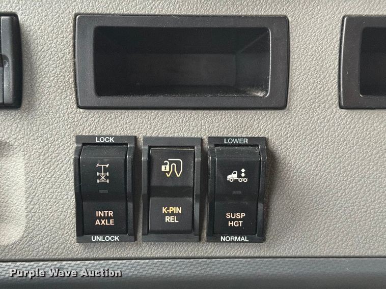 image for item FB8045 2019 Freightliner Cascadia 126 semi truck