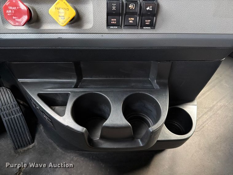 image for item FB8045 2019 Freightliner Cascadia 126 semi truck