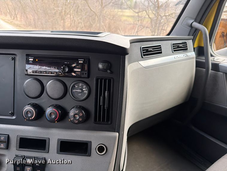 image for item FB8045 2019 Freightliner Cascadia 126 semi truck