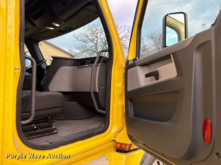 image for item FB8045 2019 Freightliner Cascadia 126 semi truck