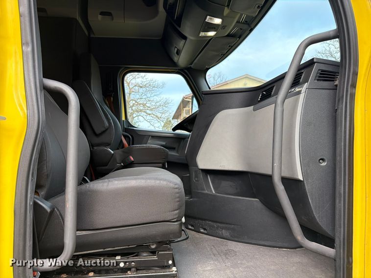 image for item FB8045 2019 Freightliner Cascadia 126 semi truck