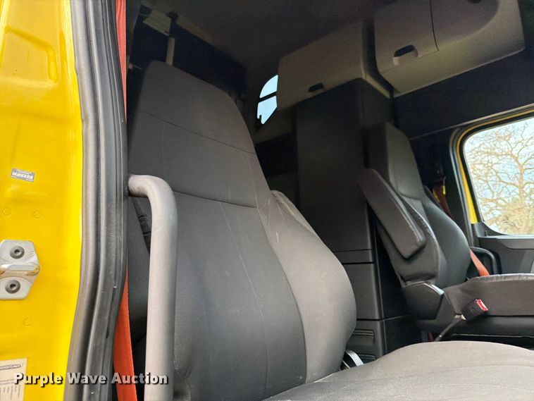 image for item FB8045 2019 Freightliner Cascadia 126 semi truck