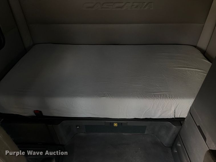 image for item FB8045 2019 Freightliner Cascadia 126 semi truck