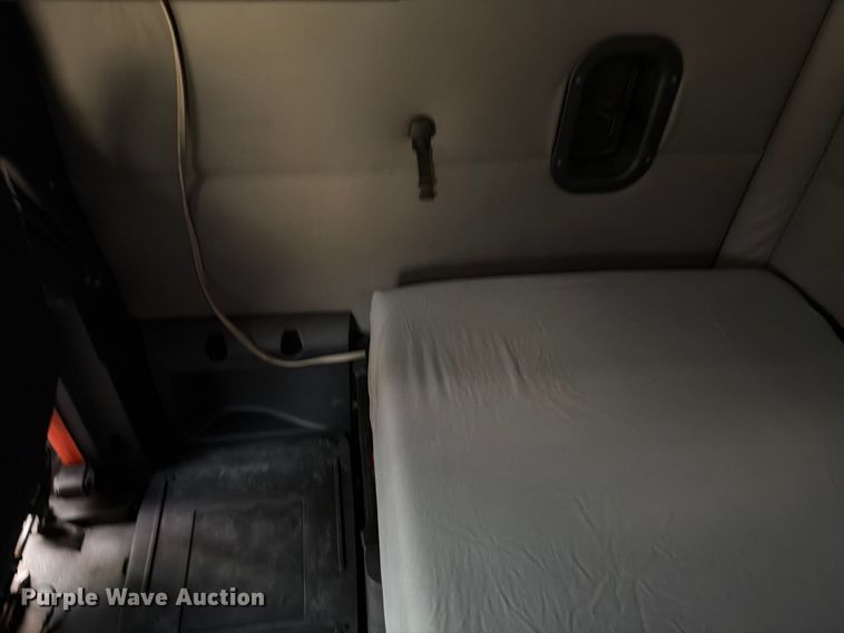 image for item FB8045 2019 Freightliner Cascadia 126 semi truck