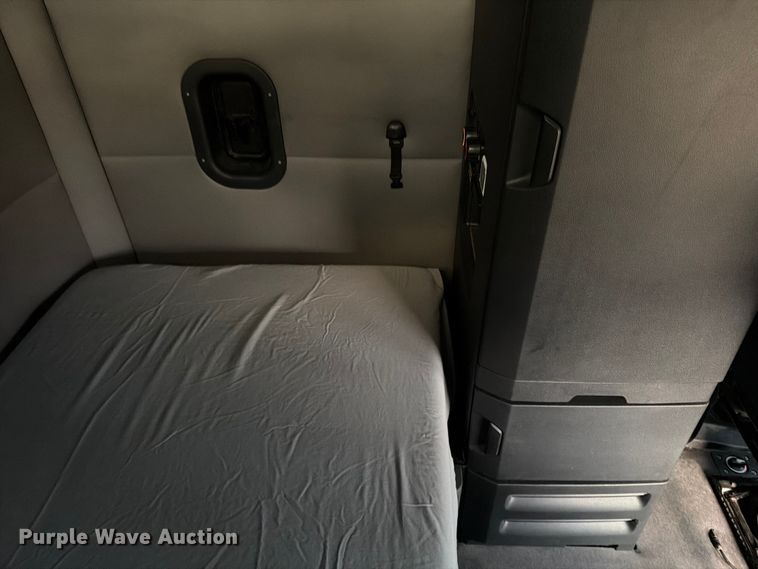 image for item FB8045 2019 Freightliner Cascadia 126 semi truck