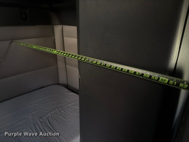 image for item FB8045 2019 Freightliner Cascadia 126 semi truck