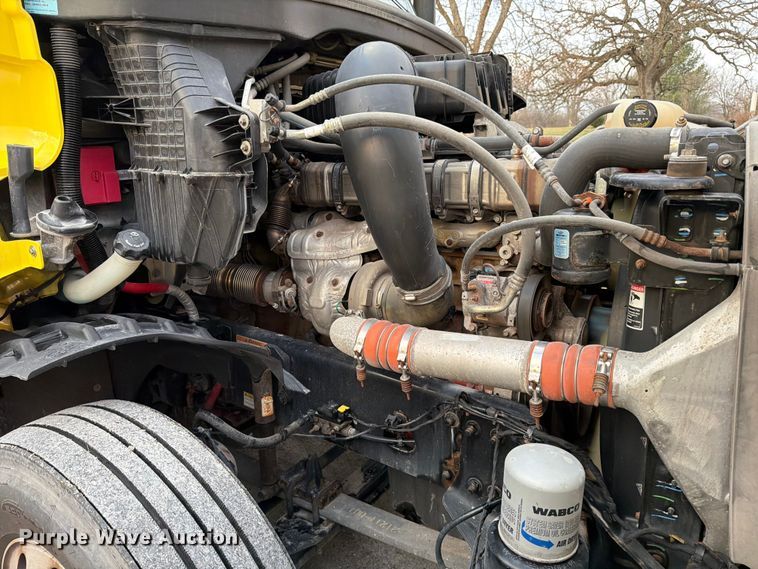 image for item FB8045 2019 Freightliner Cascadia 126 semi truck