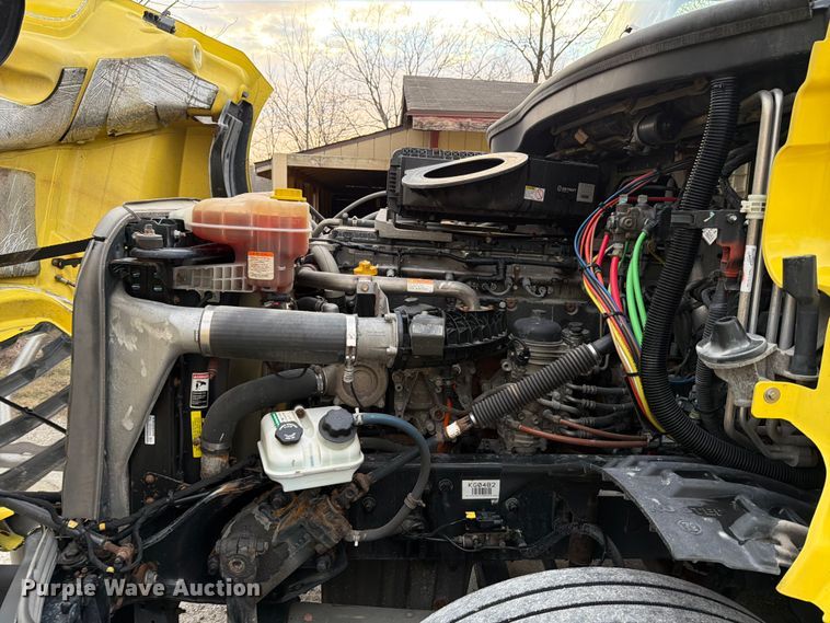 image for item FB8045 2019 Freightliner Cascadia 126 semi truck