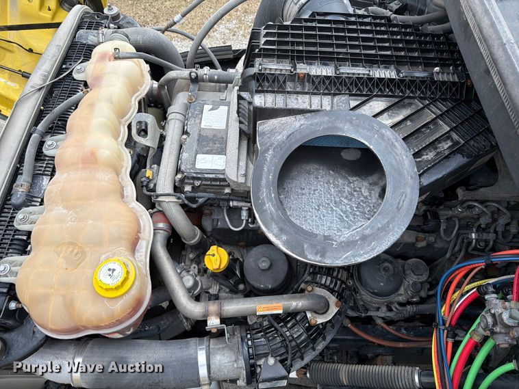 image for item FB8045 2019 Freightliner Cascadia 126 semi truck