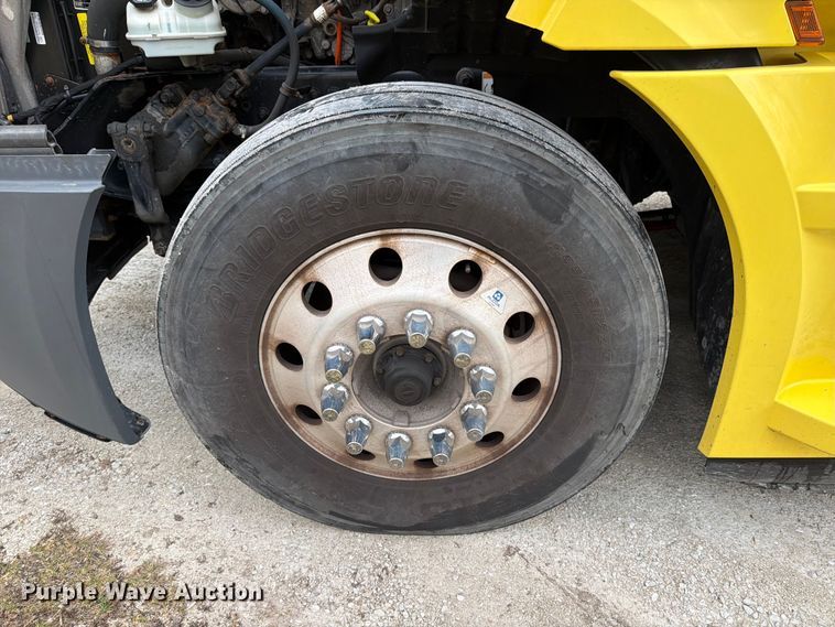 image for item FB8045 2019 Freightliner Cascadia 126 semi truck