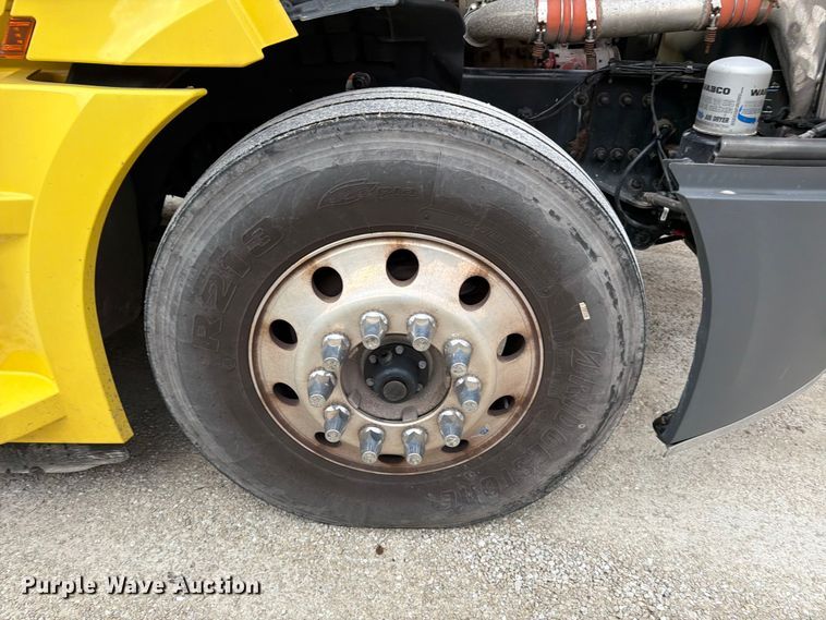 image for item FB8045 2019 Freightliner Cascadia 126 semi truck