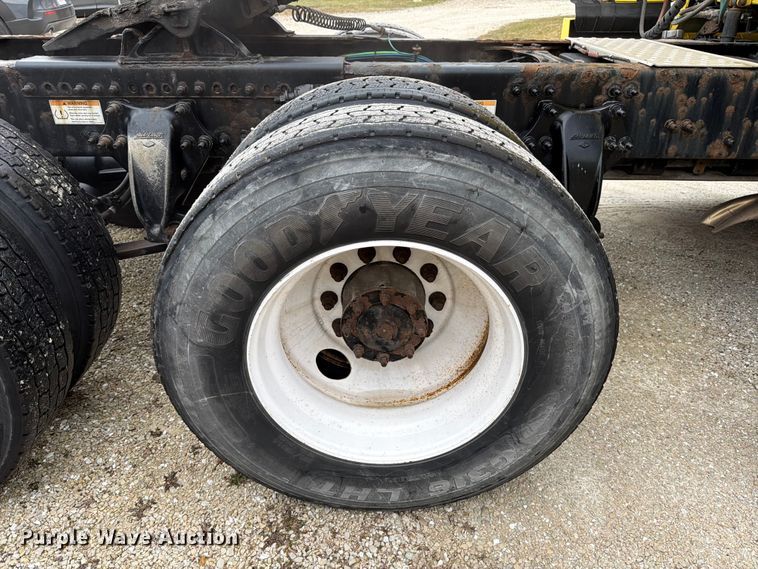 image for item FB8045 2019 Freightliner Cascadia 126 semi truck