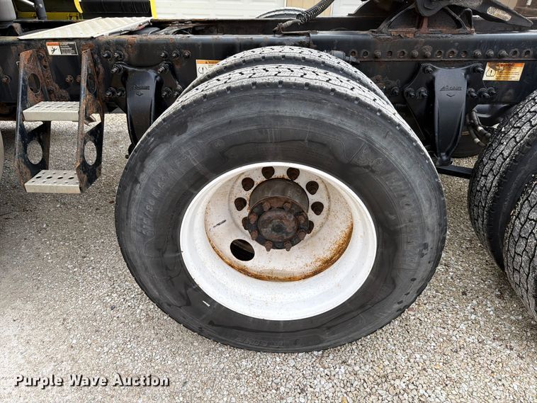 image for item FB8045 2019 Freightliner Cascadia 126 semi truck