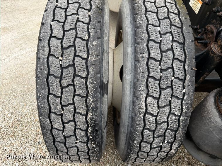 image for item FB8045 2019 Freightliner Cascadia 126 semi truck