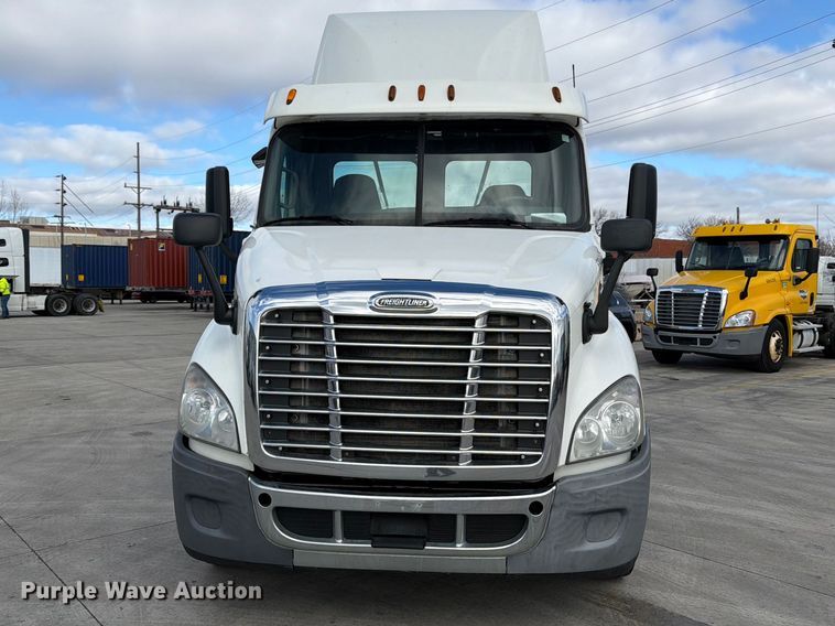 image for item FB8055 2015 Freightliner Cascadia semi truck