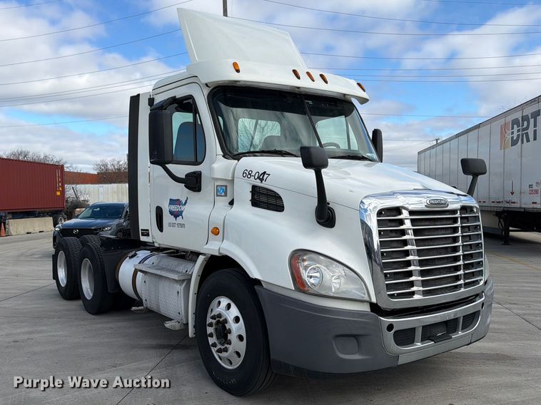 image for item FB8055 2015 Freightliner Cascadia semi truck