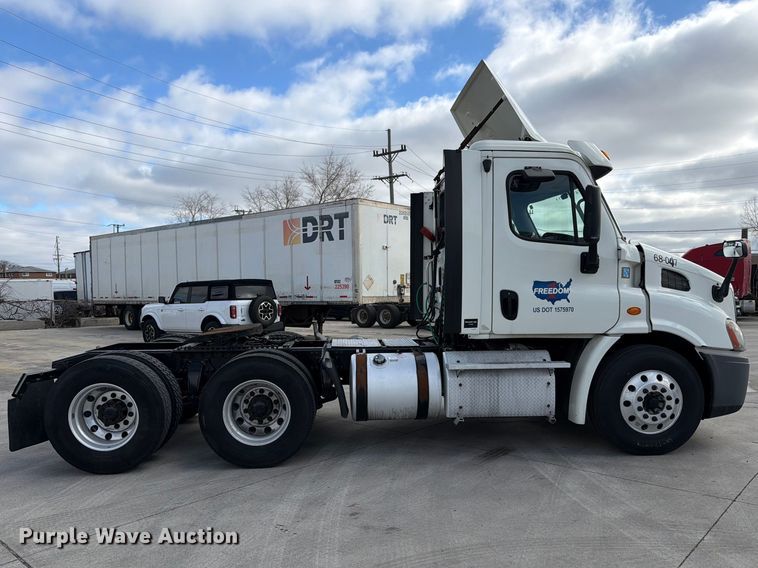 image for item FB8055 2015 Freightliner Cascadia semi truck