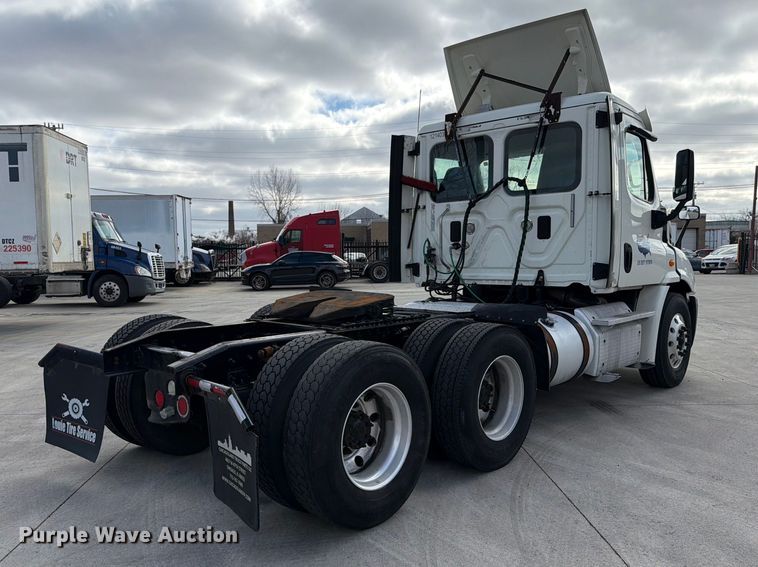 image for item FB8055 2015 Freightliner Cascadia semi truck