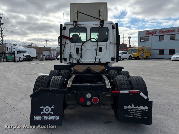 image for item FB8055 2015 Freightliner Cascadia semi truck