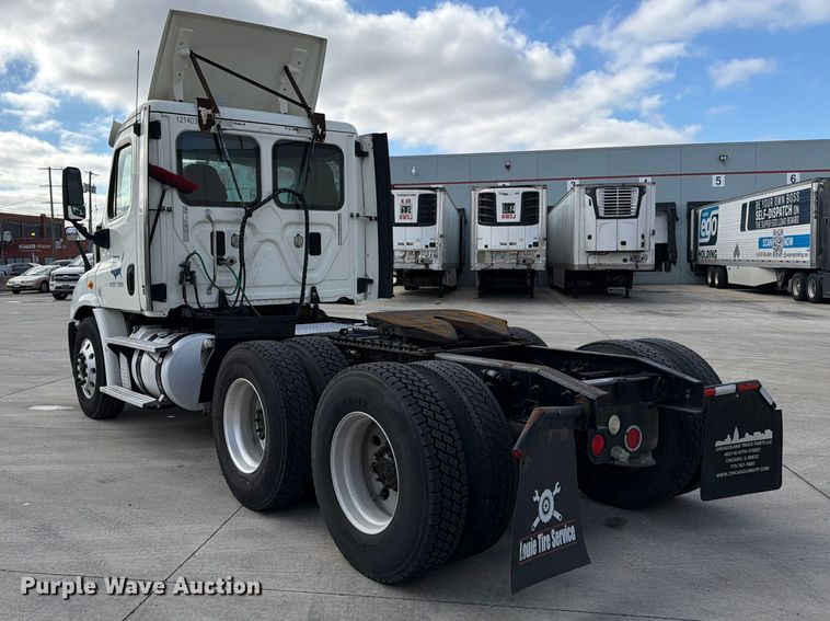 image for item FB8055 2015 Freightliner Cascadia semi truck