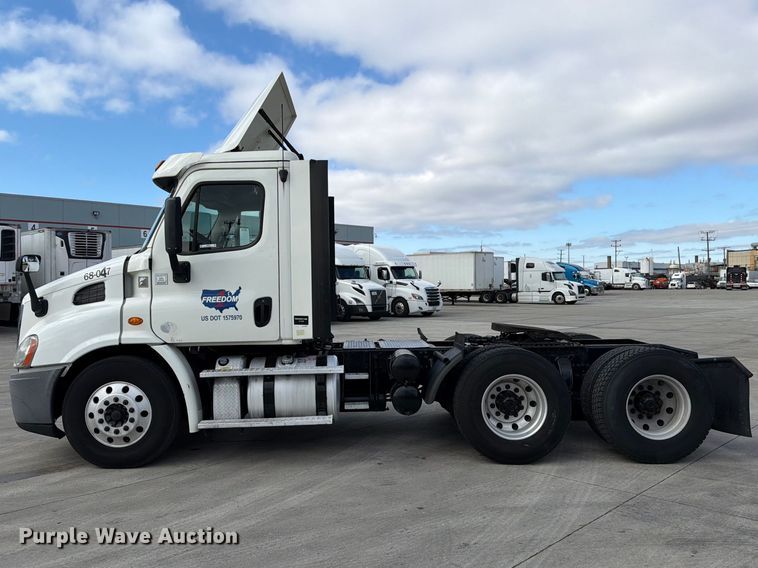 image for item FB8055 2015 Freightliner Cascadia semi truck