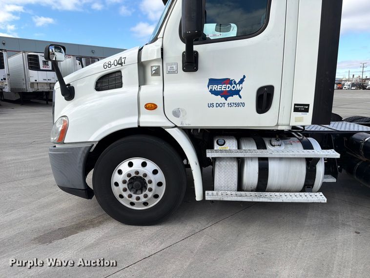 image for item FB8055 2015 Freightliner Cascadia semi truck