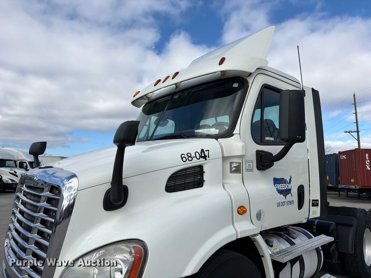 image for item FB8055 2015 Freightliner Cascadia semi truck