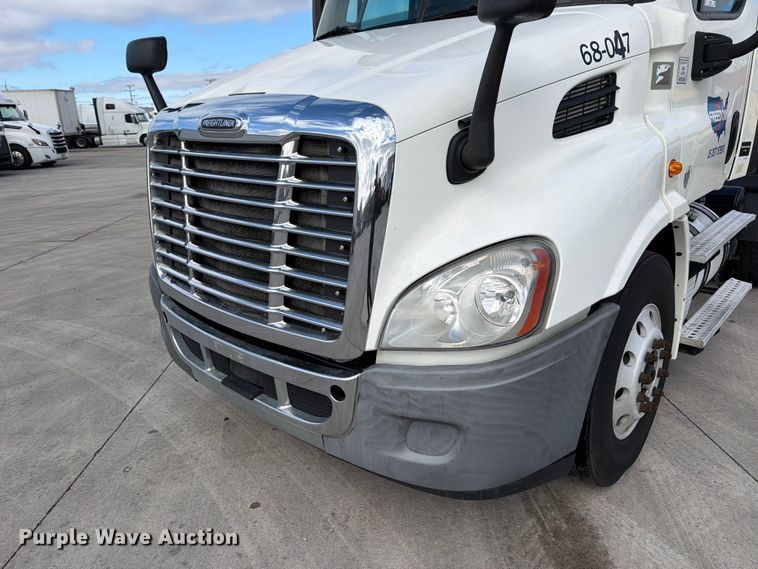 image for item FB8055 2015 Freightliner Cascadia semi truck