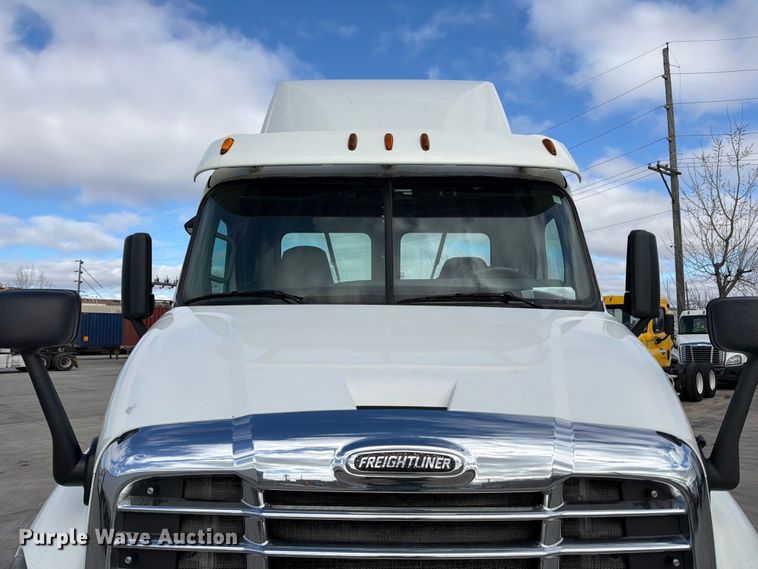 image for item FB8055 2015 Freightliner Cascadia semi truck