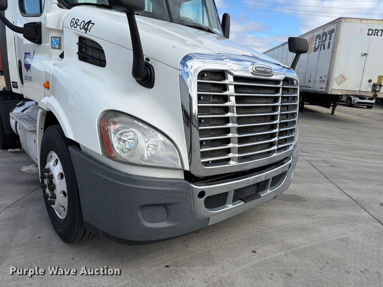 image for item FB8055 2015 Freightliner Cascadia semi truck