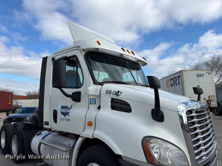 image for item FB8055 2015 Freightliner Cascadia semi truck