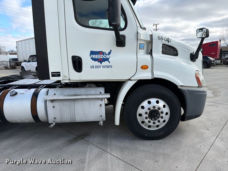 image for item FB8055 2015 Freightliner Cascadia semi truck