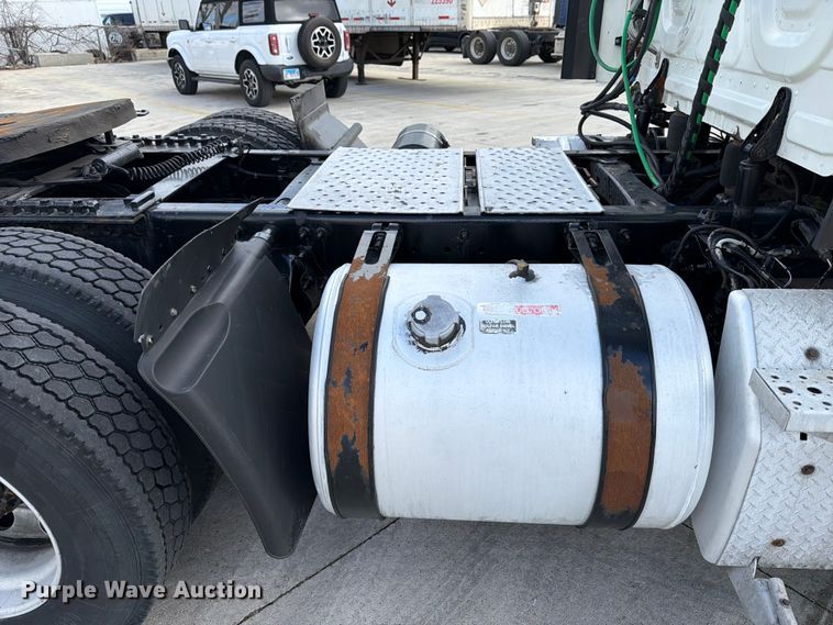 image for item FB8055 2015 Freightliner Cascadia semi truck