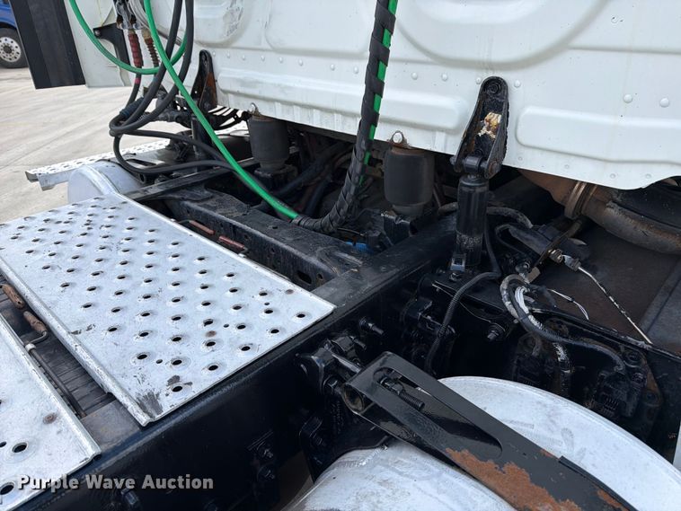 image for item FB8055 2015 Freightliner Cascadia semi truck