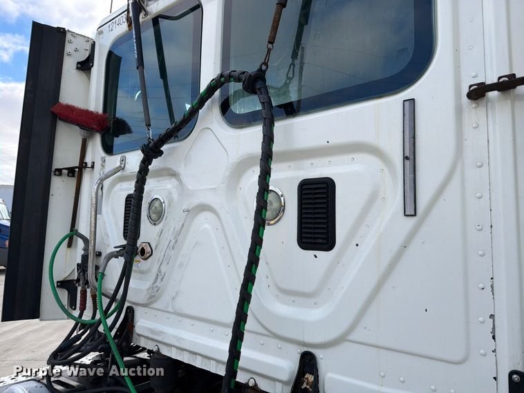 image for item FB8055 2015 Freightliner Cascadia semi truck