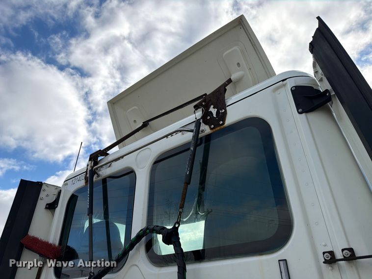 image for item FB8055 2015 Freightliner Cascadia semi truck