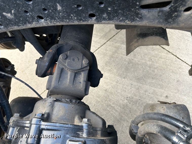 image for item FB8055 2015 Freightliner Cascadia semi truck