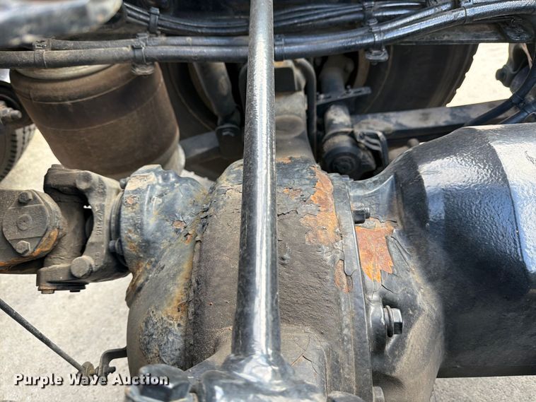 image for item FB8055 2015 Freightliner Cascadia semi truck