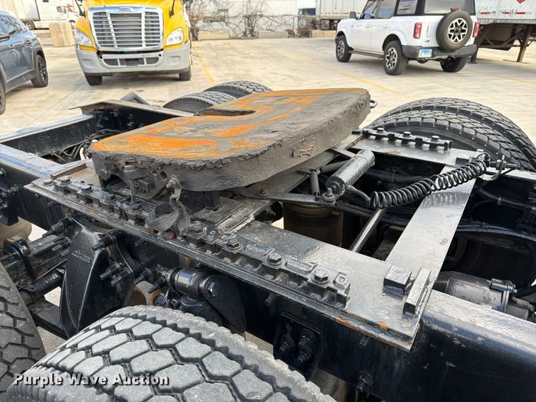 image for item FB8055 2015 Freightliner Cascadia semi truck