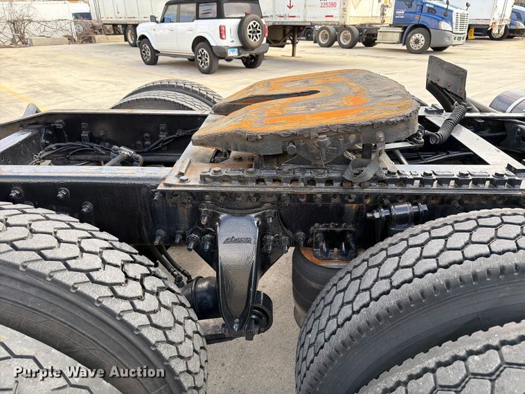 image for item FB8055 2015 Freightliner Cascadia semi truck