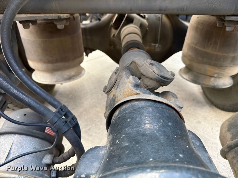 image for item FB8055 2015 Freightliner Cascadia semi truck