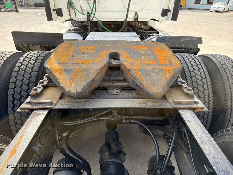 image for item FB8055 2015 Freightliner Cascadia semi truck