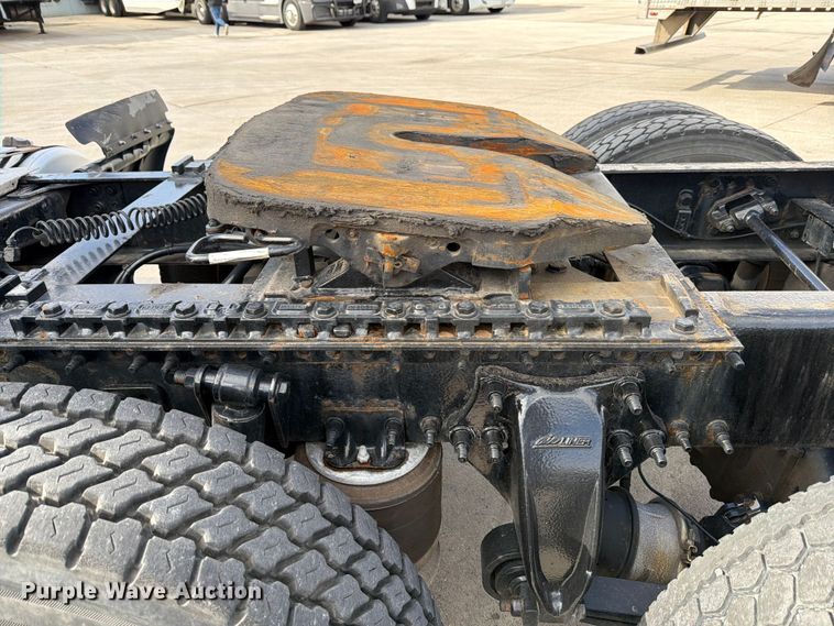 image for item FB8055 2015 Freightliner Cascadia semi truck