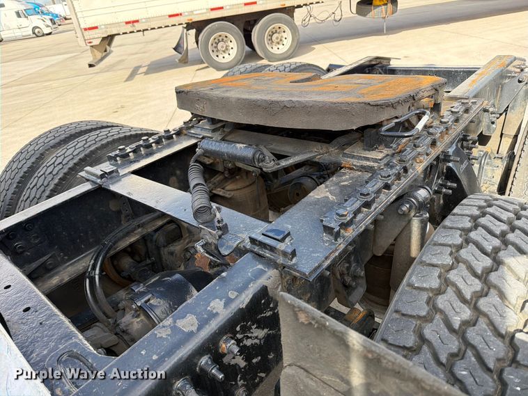 image for item FB8055 2015 Freightliner Cascadia semi truck