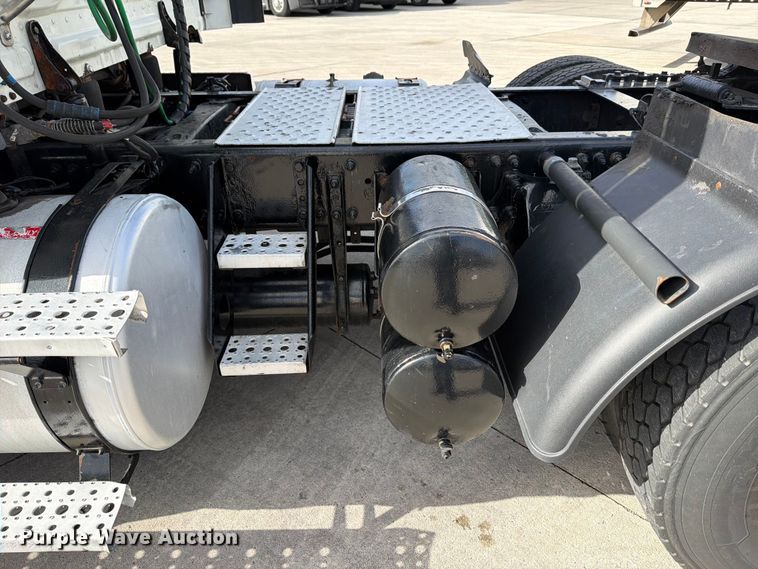 image for item FB8055 2015 Freightliner Cascadia semi truck