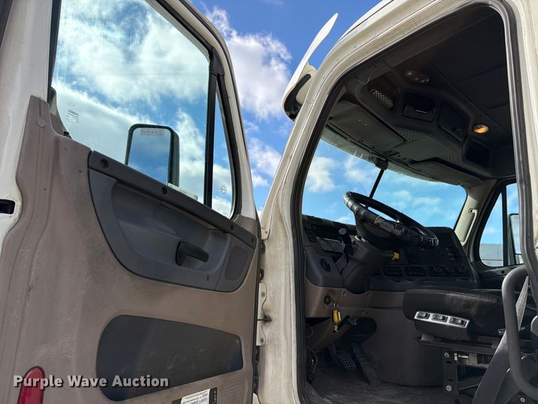 image for item FB8055 2015 Freightliner Cascadia semi truck